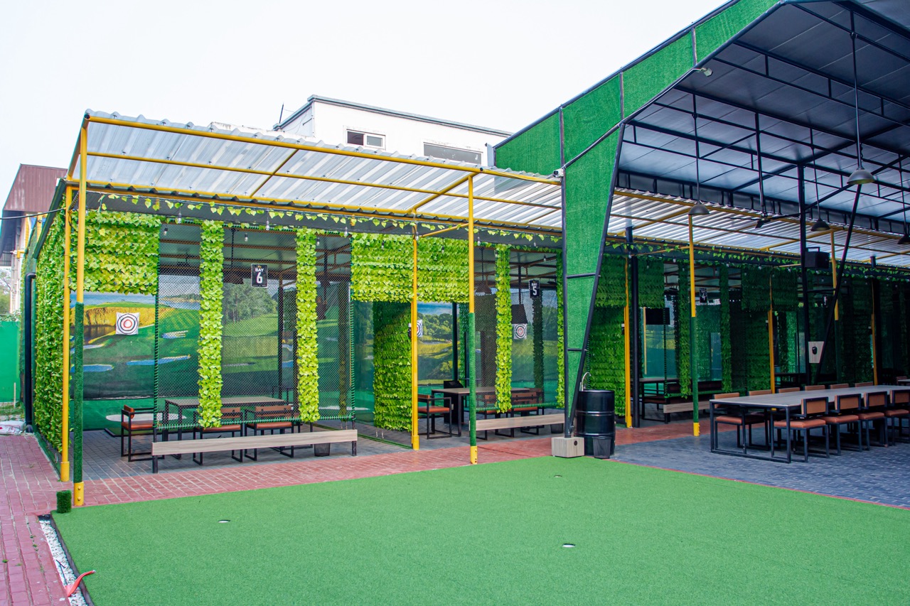 Golf Putting Area - Fun Golf & Cafe, Golf Jababeka, Golf Lippo Cikarang, Belajar Golf, Simulator Golf